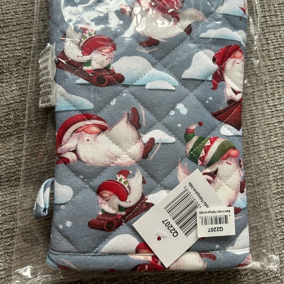 Christmas Gnome Oven Mitt - Picture 6 of 6